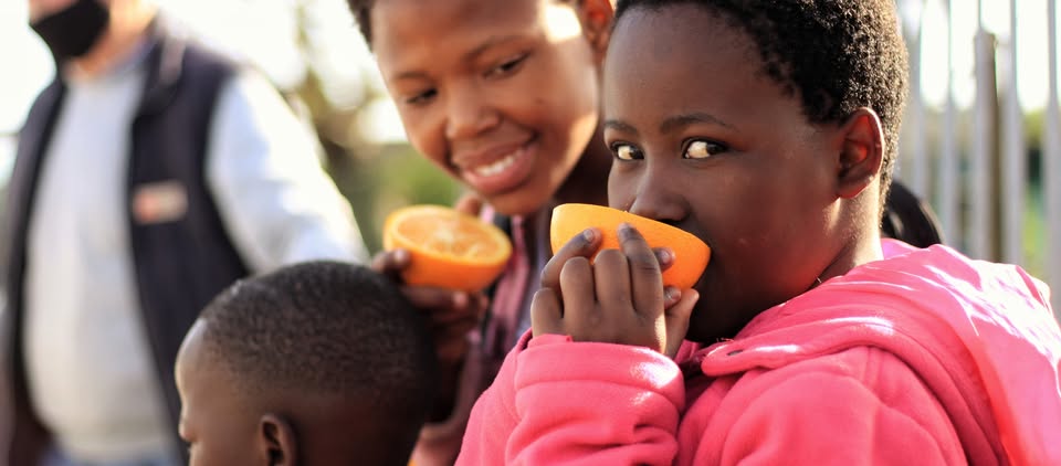 Children eating oranges