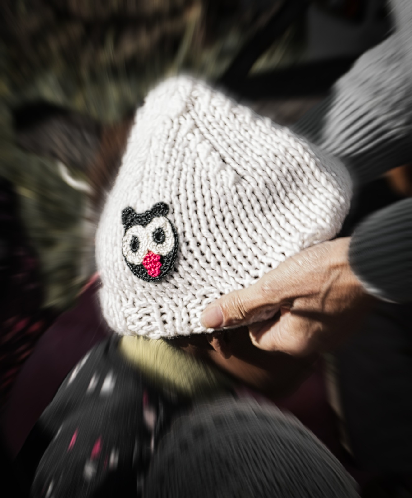 Knitted beanie with owl patch
